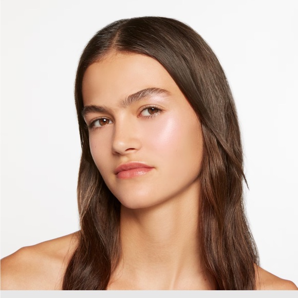 Gucci Glow Highlighter Pressed Powder in Frosted Lilac. - Picture 8 of 12